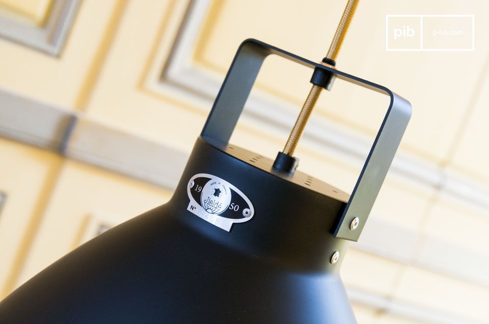 Au plafond, la fixation est métallique de la même couleur que la lampe.