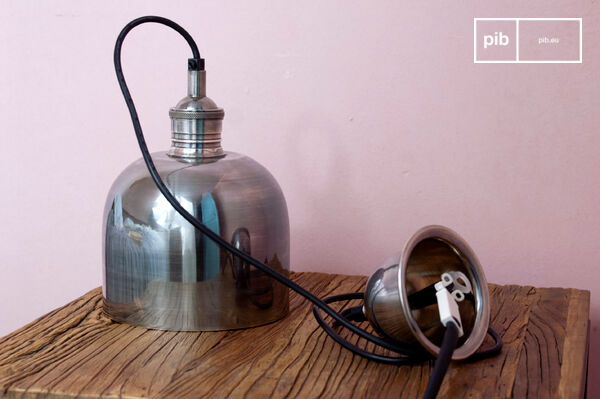 Très belle lampe à suspension en nickel verni.