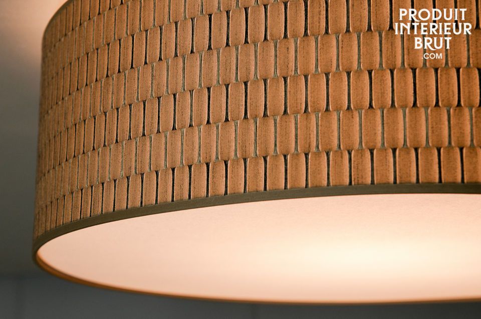 Un grand plafonnier idéal pour une pièce avec une hauteur sous plafond limitée.