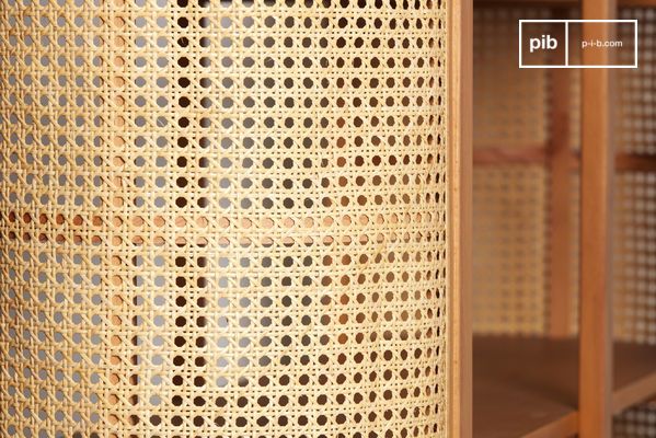 De plank Baerum van massief beukenhout en riet combineert de mooie rondingen van twee verticale