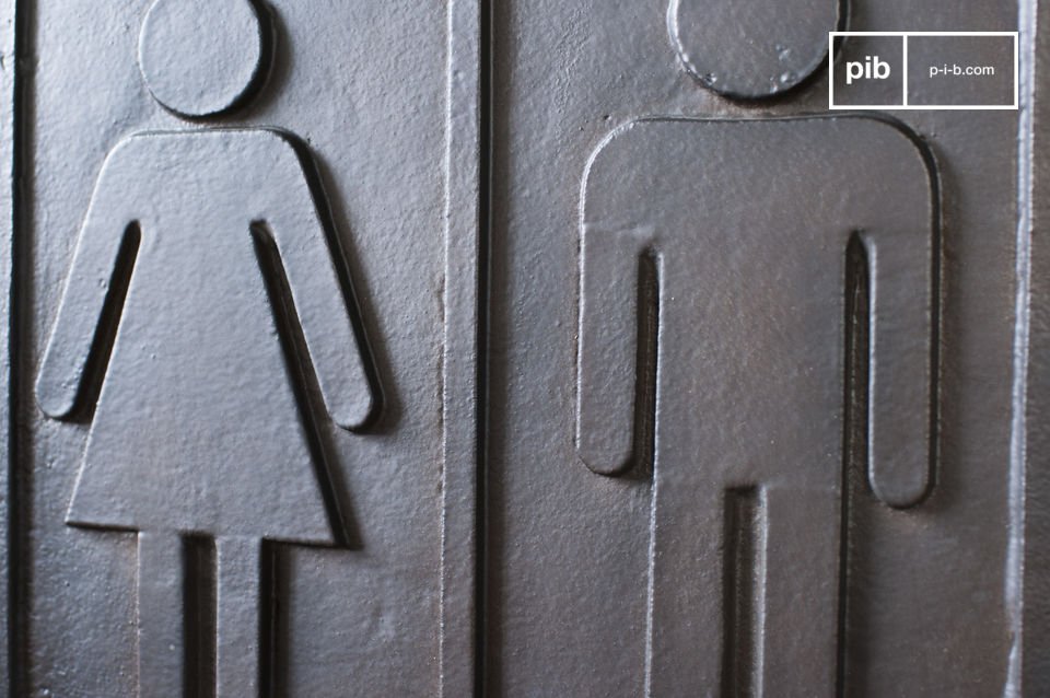Une plaque métallique idéale pour aider les visiteurs à s\'orienter vers les WC