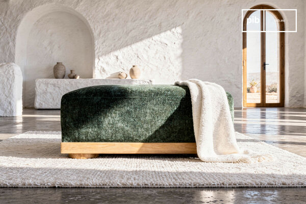 Generosa seduta in velluto su una solida base in rovere.