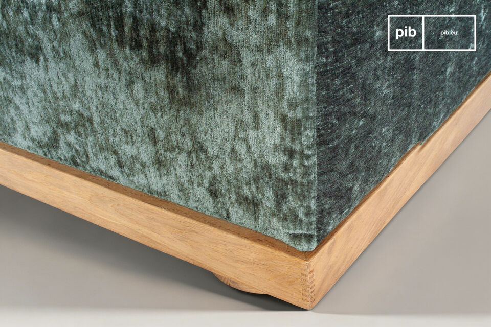 Il telaio rivela un lavoro di ebanisteria accurato: gli angoli sono uniti da giunti a coda di