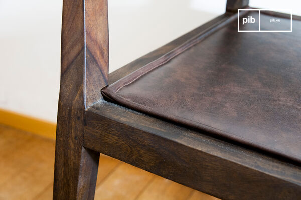 Un legno scuro per un look decisamente vintage.