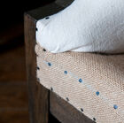 La chiodatura della tela è stata eseguita con grande cura.