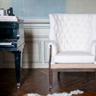 Il design della poltrona è in stile bohemien.