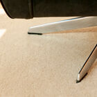 La sedia è girevole ma non regolabile in altezza.