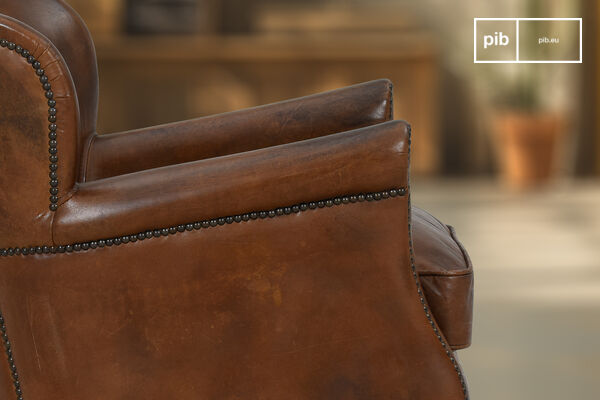 Una poltrona club in pelle, compatta e confortevole