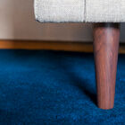 La base è realizzata in un bel legno marrone che si fonde perfettamente con il tessuto.