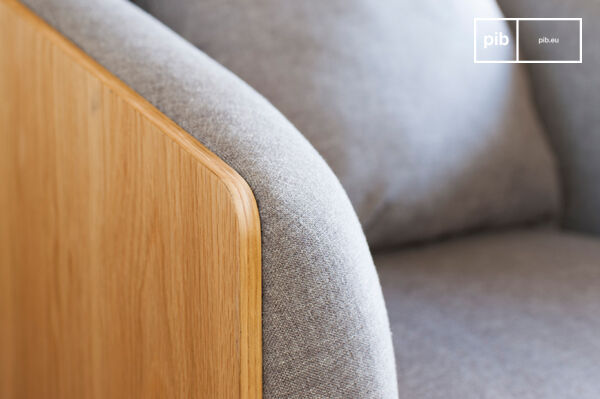 La cassa in legno è sposata da generosi cuscini.