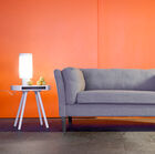 De lamp biedt een Scandinavische, witte en elegante tint.