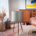 Le gambe a compasso finemente allungate conferiscono a questo supporto una sensazione di leggerezza