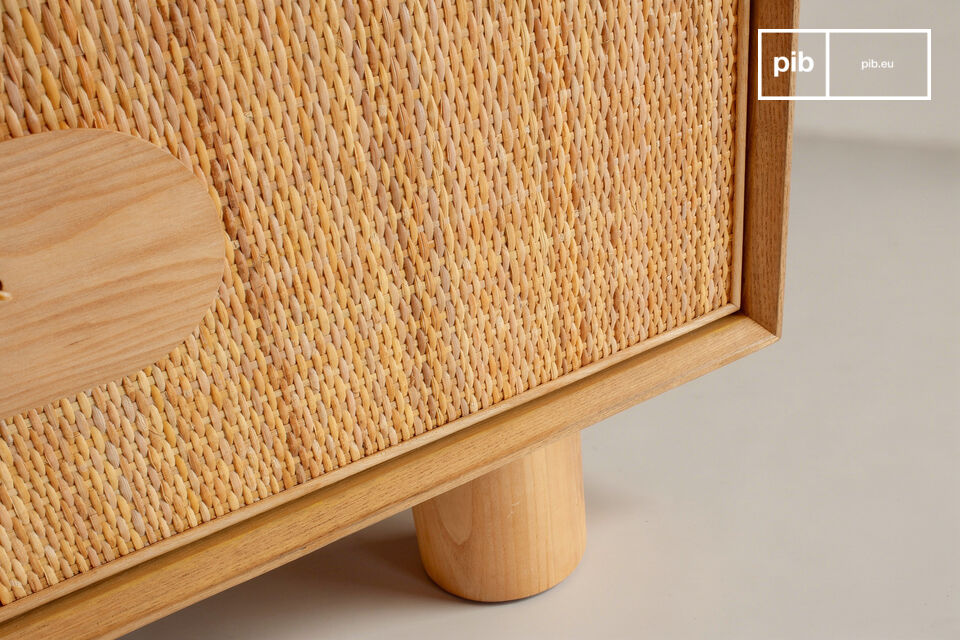 La sua silhouette è scandita dal contrasto delle texture: la linearità del frassino fa da