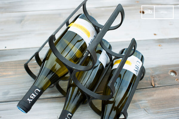 Sei vani portaoggetti in ferro battuto verniciato.