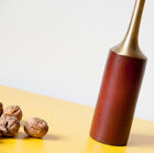 La base del portacandele è di un bel rosso scuro.