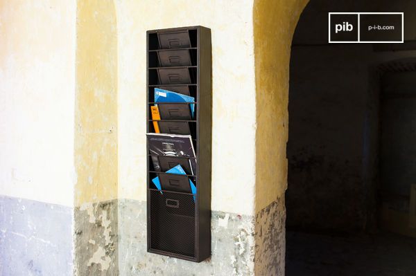 Pratico armadio a muro dall'elegante stile vintage.