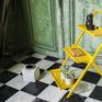 L'étagère est entièrement pliable pour faciliter le rangement.
