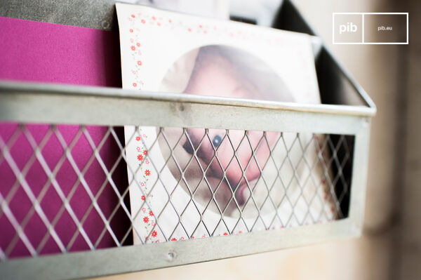 Le porte lettre possède une finition légèrement vieilli.