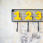 Le porte manteau affiche un look de type loft.