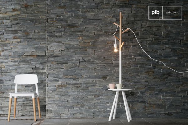 Élégant porte manteau scandinave en bois.