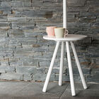 Petite tablette blanche permettant de poser des objets.