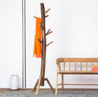 Porte manteau très organique associé à une jolie assise scandinave.