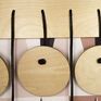 Les portants sont d'élégants cercles ronds en bois.