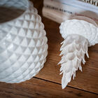 La sculpture en porcelaine affiche une finition remarquable.