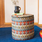 Joli pouf graphique aux motifs colorés.