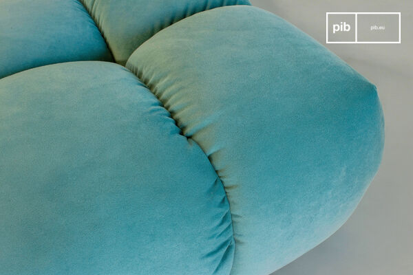 Questo grande pouf rettangolare è concepito come un elemento indipendente per organizzare il