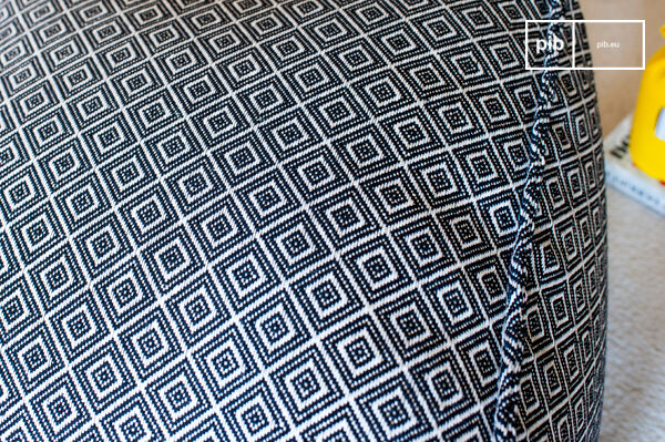 Motifs graphiques noirs et blancs entièrerement tissés.