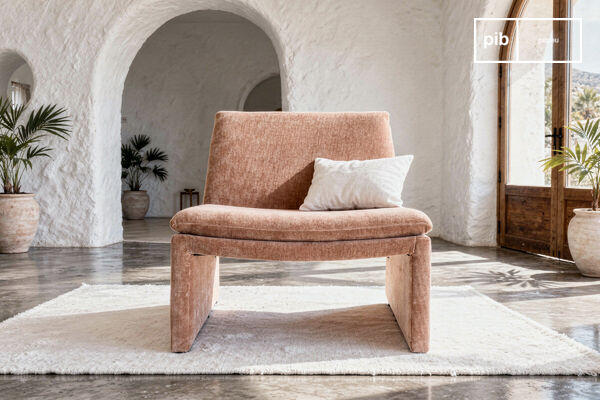 An enveloping welcome in a powder-pink curly case