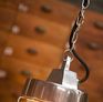 Een mooie ketting accentueert de industriële kant van de lamp.
