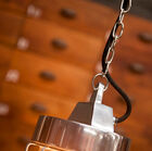 Een mooie ketting accentueert de industriële kant van de lamp.