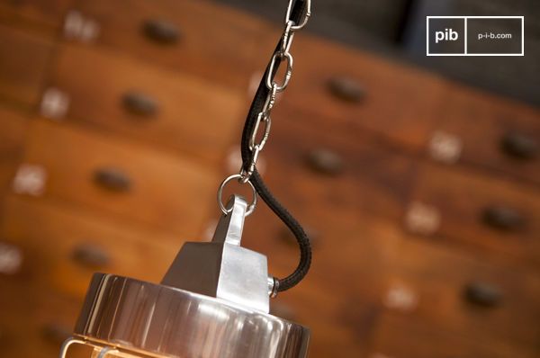 Een mooie ketting accentueert de industriële kant van de lamp.