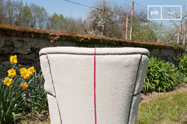 Very wrap-around upholstered backrest.