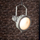 Une suspension métallique inspirée des projecteurs de scène aux multiples détails.