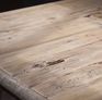 Ein Couchtisch aus gewachstem altem Massivholz.