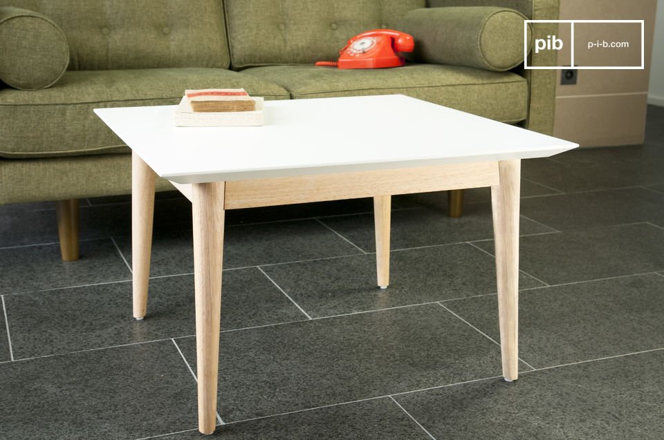 Quadratischer Couchtisch mit weißer Platte und Holzsockel.