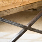 Ruw grijs geweer van metaal en onberispelijk beslag.