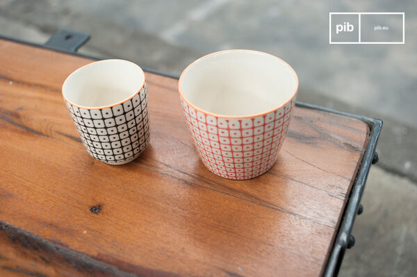 Its tray is entirely made of ribbed wood.