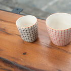 Het dienblad is volledig gemaakt van geribbeld hout.