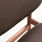 De stoelen zijn bekleed en bieden optimaal comfort.