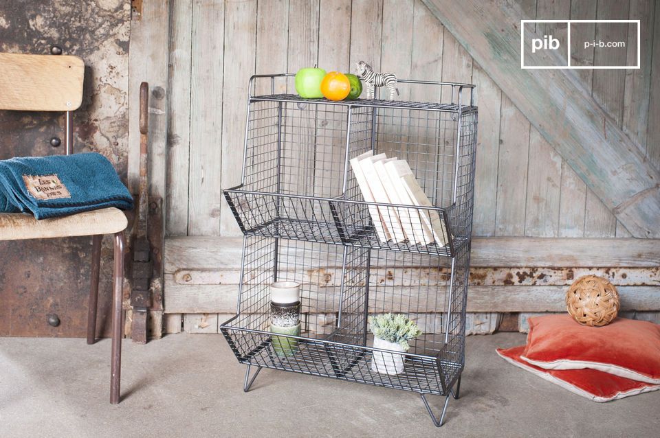 Un joli casier de rangement 4 sections au style industriel.