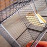 Tablettes retenues en bout de casier pour empêcher la chute d'objets.