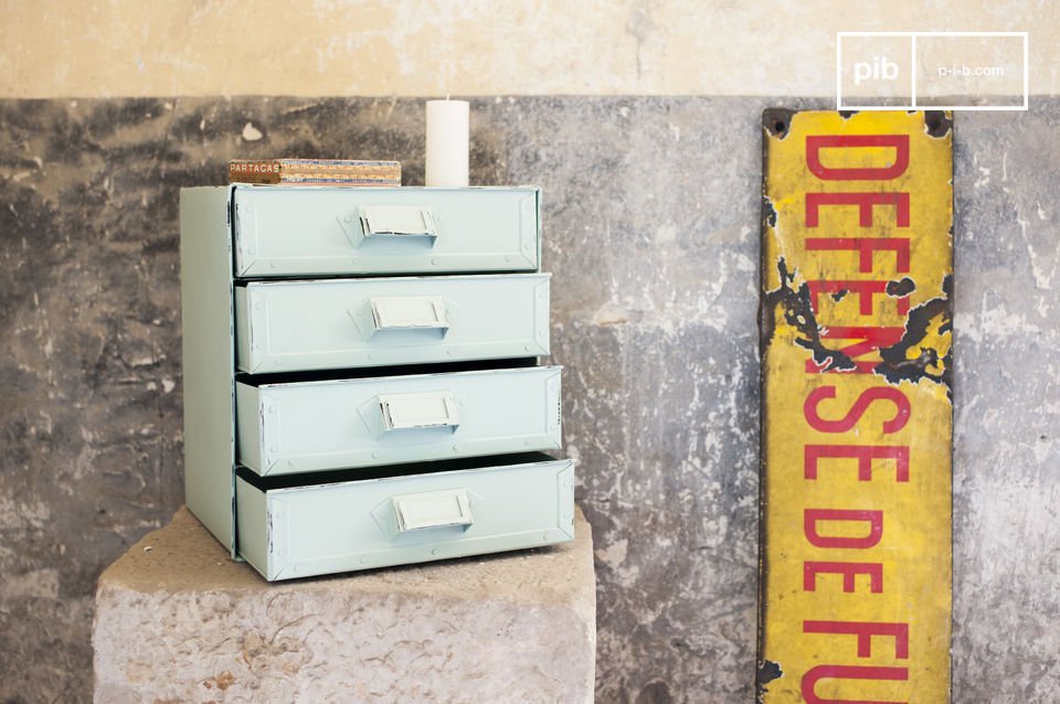 Belle commode de rangement coloré.