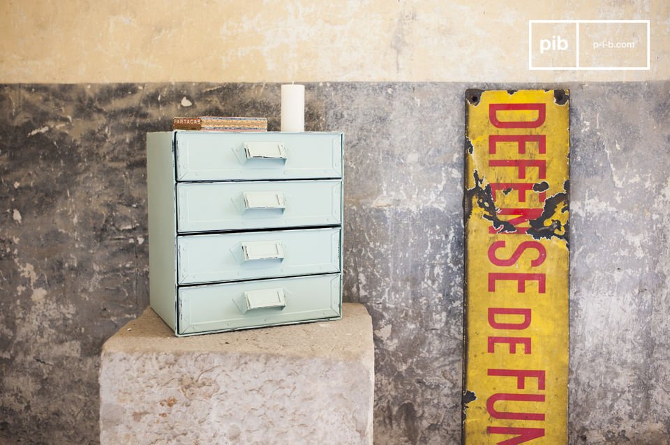 Le meuble affiche une jolie couleur bleu pastel.