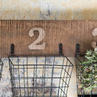 Les paniers sont numérotés sur une belle plaque en bois.