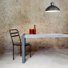 its thick top and metal base make it a particularly robust model, designed to last.