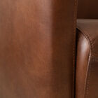 Deze chesterfield bank heeft een diepe zitting en een stevige beukenhouten frame